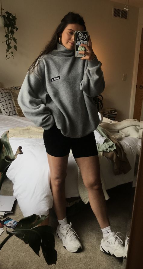 Spring sporty biker shorts outfit Biker Shorts And Pullover Outfit, Black Active Shorts Outfit, Streetwear Biker Shorts, Long Gym Shorts Outfit, Spandex Shorts Outfit Hoodie, Long Spandex Shorts Outfit, Ribbed Biker Shorts Outfit, Cute Bike Shorts Outfit, Yoga Shorts Outfit Casual