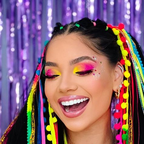 Natta Cosméticos e Acessórios on Instagram: "TEMOS TODOS OS PRODUTOS USADOS PARA MAKE E PENTEADO 🎉 - Sombra torre neon R$25,00 - Gel Glitter neon R$30,00 - Elásticos neon R$7,00 - Xuxinha Neon (FABRICAÇÃO PRÓPRIA) R$25,00 cada 💡Para adquirir siga o passo a passo aqui: Clica na bio que está disponível o link do nosso WhatsApp (82) 99428-6517 ou envia um OI aqui no direct no insta! 🛵 Entregamos em toda Maceió #penteados #fiodeseda #maceio #dicas #penteado" Colorful Halloween Makeup, Neon Makeup Ideas, Neon Looks, Looks Neon, Neon Makeup, Carnival Themes, R 25, Neon Party, Maquillaje De Ojos