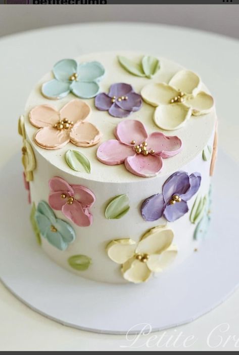 Feminine Cake Designs, Simple Cake Designs For Women, Chic Birthday Cake For Women, Small Elegant Cakes Birthday, Easy Flowers On Cake, Floral Design Cakes, Pastel Flowers Cake, Womens Birthday Cake Ideas Simple, Easy Floral Cake Decorating