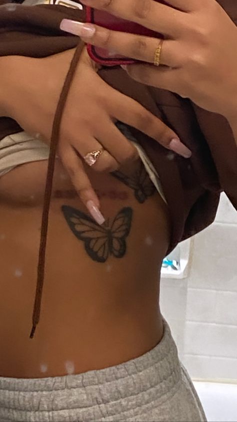 Cute Tattoos Black Women, Side Stomach Tattoos Black Women, Tattoo Ideas Female Black Women, Underboob Tattoo Black Women, Cute Simple Tattoos, Fashion Tattoo, Cute Hand Tattoos, Pretty Hand Tattoos, Neck Tattoos Women