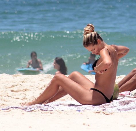 Yasmin Brunet na Praia de Ipanema com amiga, no Rio de janeiro (Foto: AgNews) Flamboyant Natural, Rio De Janeiro, Phoenix, Nature