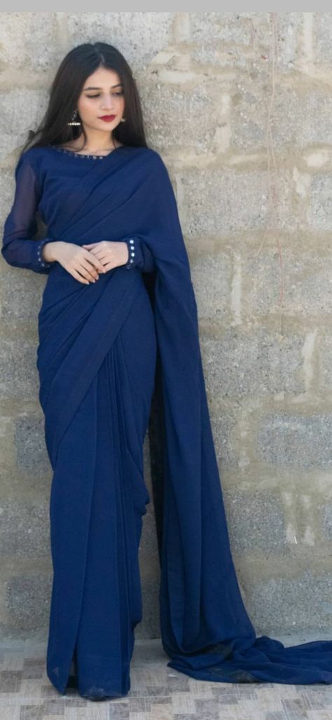 Sarries Design Dress, Simple Saare Blouse Designs, Satin Party Dress Long Sleeve, Pakistani Saree Styles, Simple Sarees For Wedding, Beautiful Sarees For Farewell, Pakistani Saree Look, Simple Saree Designs Party Wear, Farewell Dresses Pakistani