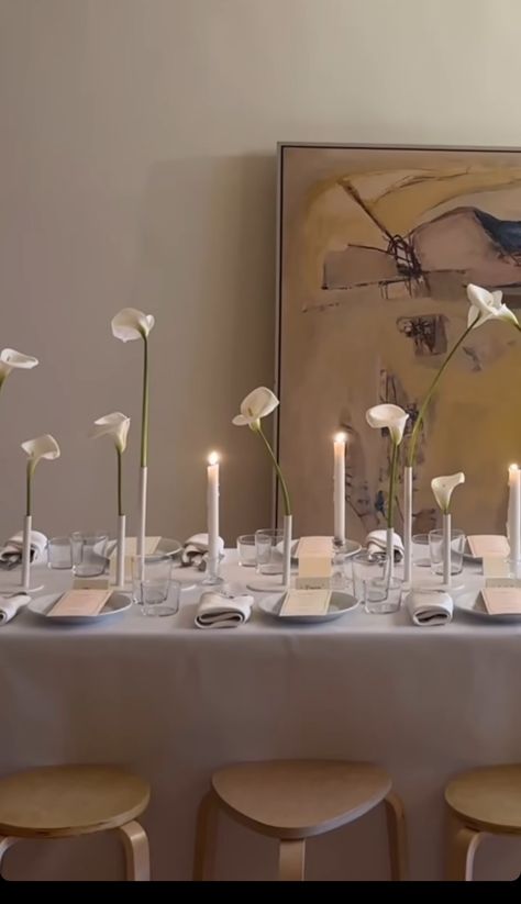 Cute Table Set Up For Birthday, Sweetheart Table Wedding Layout, Dinner Table Decor Flowers, Minimal Floral Wedding Decor, Proper Way To Set A Dinner Table, Dreamy Dinner Party, White Dinner Party Table Setting, White Tablescapes Dinner Parties, Minimalist Tablescape Wedding