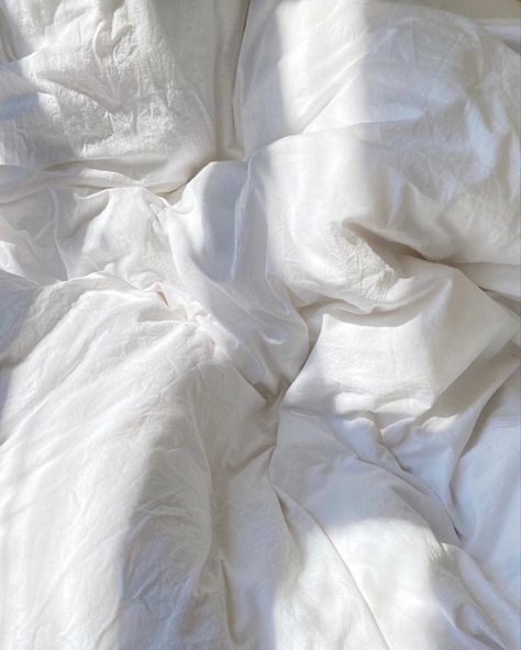 White Sheets Aesthetic, Cozy White Bed, Incandescently Happy, Morning Mood, White Sheets, Sweet Life, White Aesthetic, Aesthetic Photo, White Walls