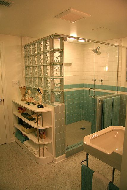 After much sweat and toil, Nanette's vintage 1940's bathroom is complete! All of that hard work definitely paid off, because her retro basement bath looks great. I love the beautiful blue tile and the authentic vintage fixtures. Nanette's 1945 transitional ranch home needed a second bathroom in the basement, so... Blue Tile Bathroom Vintage, 1940s Bathroom, Bathroom Vintage Style, Blue Bathroom Tile, Retro Bathrooms, Retro Renovation, Interior Vintage, Casa Vintage, Vintage Bathrooms