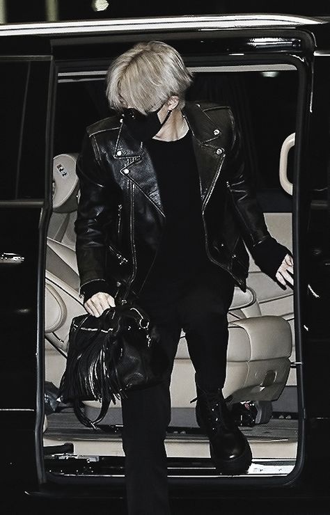 Jimin Airport, Jimin Airport Fashion, Bts Season Greeting, Handsome Prince, Park Jimin Cute, Jimin Wallpaper, Korean Casual, Bts Jimin Funny, Worldwide Handsome