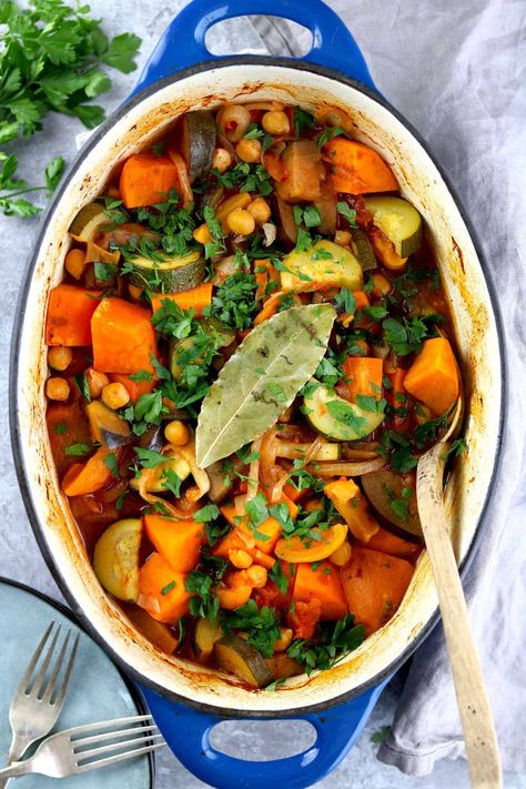 Chickpeas And Sweet Potatoes, Vegan Tagine, Vegetarian Tagine, How To Cook Vegetables, Vegetable Tagine, Tagine Cooking, Moroccan Vegetables, Cook Vegetables, Vegetarian Stew