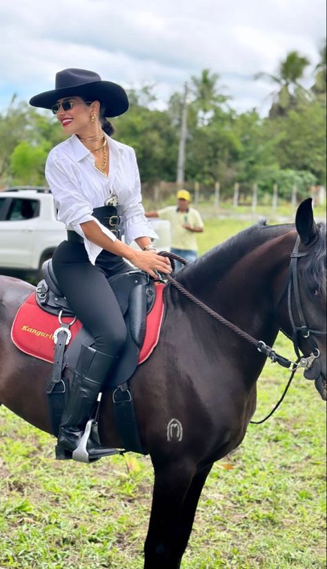 Horses Riding Outfit, Equestrian Outfits Casual Summer, Black Cowgirl Hat Outfit, Outfit Rancho Mujer, Black Cowboy Hat Outfit Woman, Cowgirl Outfits Black, Cowgirl Style Outfits Rodeo, Horse Riding Outfit Summer, Farmgirl Outfits