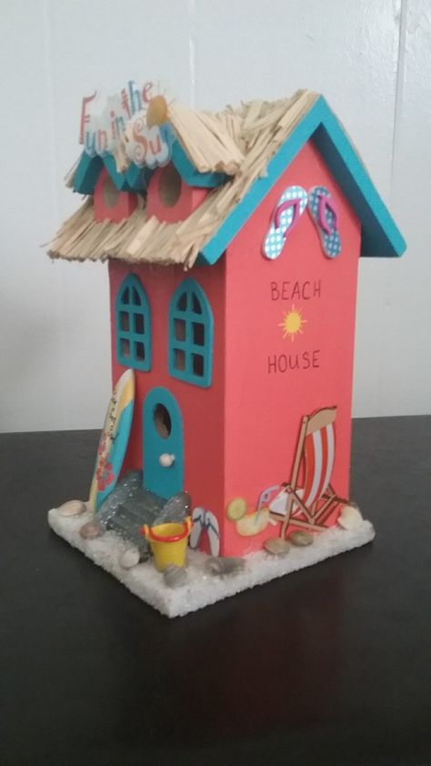 Beach Birdhouse Ideas, Beach House Birdhouse, Beach Theme Birdhouse, Beachy Birdhouses, Decorated Bird Houses, Beach Birdhouse, Green Team Ideas, Birdhouse Decorating Ideas, Birdhouse Painting Ideas