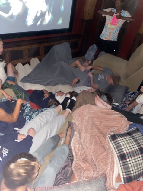 6 People Sleepover, Big Group Sleepover Ideas, Big Friend Group Sleepover, Big Sleepover Aesthetic, Teen Friend Group Aesthetic, 6 People Friend Group, Friend Group Sleepover, Big Group Of Friends Aesthetic, Group Of 6 Friends Aesthetic