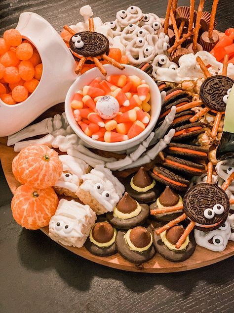 Fall Board Charcuterie, Theme Board Food, Halloween Aesthetic Snacks, Fall Food Charcuterie Board, Halloween Board Party, Fall Food Ideas Aesthetic, Halloween Desserts Board, Halloween Snacks Board, Halloween Themed Board