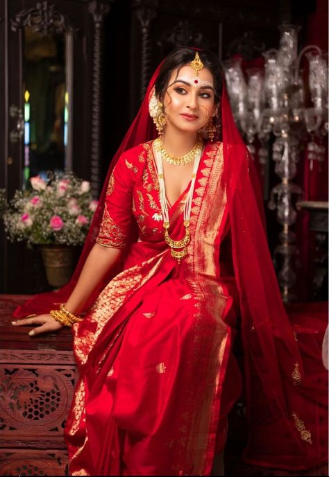 Bengali Bride Ashirbad Look, Bengali Bride Outfits, Bengali Banarasi Saree, Red Saree With Gold Jewellery, Bengali Sabeki Bridal Look, Bridal Poses In Saree, Bridal Saree Bengali, Benarasi Saree Bengali Reception, Bengali Wedding Blouse Designs