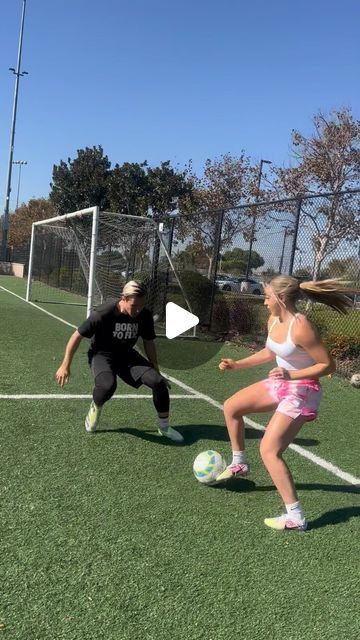 Soccer Training Outfits, Football Skill, Soccer Video, Soccer Training Workout, Soccer Skills Training, Football Tricks, Football Skills, Soccer Gifs, Soccer Drills