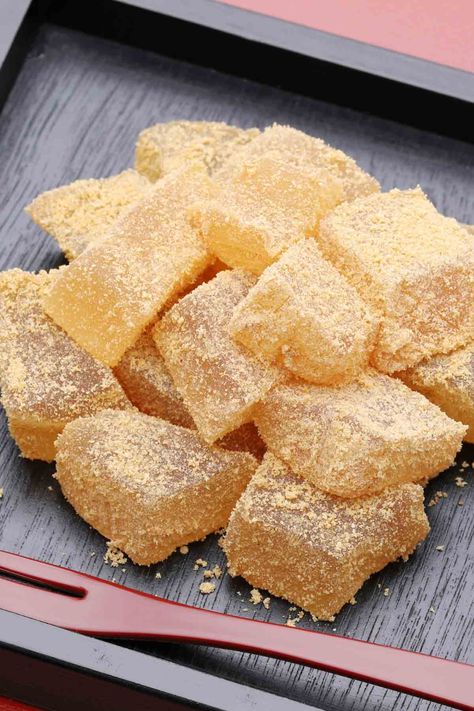 How To Make Japanese Mochi, Warabi Mochi Recipe, Konpeito Recipe, Mochiko Recipes, Japanese Mochi Recipe, Mochi Desserts, Japanese Desert, Homemade Mochi, Warabi Mochi