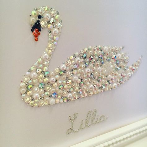 Swan commission ! ✨💎 • (message us to order) - Created using GENUINE SWAROVSKI CRYSTALS 💎 & High quality embellishments ❤️ -… Drawing With Glitter, Crystal Painting Ideas, Paintings With Rhinestones, Diamond Pictures Art, Glitter Pictures Wall Art, Button Canvas Art, Jewel Painting, Rhinestone Painting Aesthetic, Disney Button Art