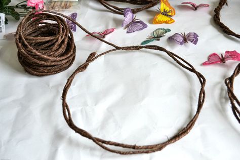 Brown grapevine wire makes a great, easy base for DIY Fairy flower Crowns via flouronmyface.com Fairy Headpiece Diy, Fairy Crowns Diy, Woodland Fairy Crown, Woodland Fairy Costume, Fairy Crowns, Fairy Flower Crown, Fairy Headband, Fairy Costume Diy, Woodland Fairy Party