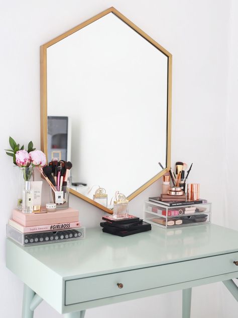 I think looking at perfectly displayed makeup is my favourite pastime. It just fills me with joy! I’ve spent a while perfecting my makeup collection, so I thought I’d (finally!) share the results with Organization Minimalist, Rangement Makeup, Interior Boho, Color Minimalist, Minimalist Color, Minimalist Flower, Plant Seeds, Room Goals, Decor Minimalist