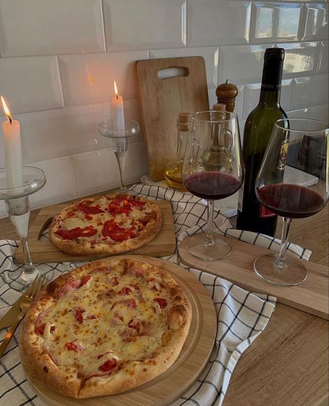 Wine And Pizza, Personal Pizza, Cooking Pizza, Food Aesthetics, Pizza Lovers, Evening Meals, Diet Food, Home Recipes, Cheese Pizza