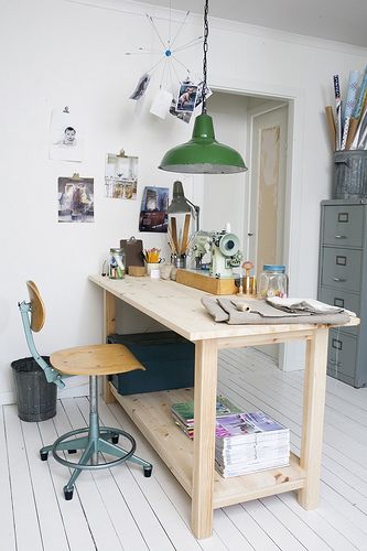 A bright, clean workspace with the colorful touch of a green industrial pendant. Via Ennaland on Flickr. Meja Industrial, Apartemen Studio, Interior Boho, Decor Studio, Casa Vintage, Creative Workspace, Workspace Inspiration, Craft Room Office, Decor Minimalist