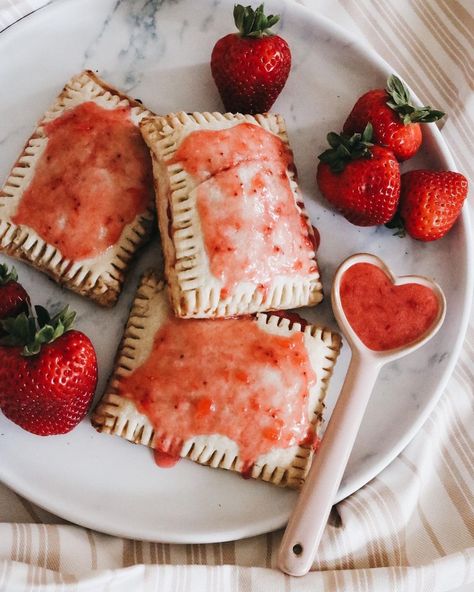 Easy Vegan Strawberry Pop Tarts You Can Make at Home! Strawberry Pop Tarts, Homemade Puff Pastry, Strawberry Pop, Poptart Recipe, Strawberry Pop Tart, Vegan Pastries, Strawberry Delight, Strawberry Filling, Strawberry Sauce