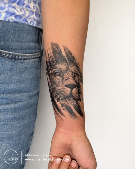 Lion Abstract Tattoo, Simple Lion Tattoo, Tattoo Avant Bras, Lion Arm Tattoo, Lion Shoulder Tattoo, Small Lion Tattoo, Underarm Tattoo, Lion Forearm Tattoos, Wörter Tattoos