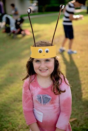 Make a honey bee crown for Rosh Hashanah Honey Bee Craft Preschool, Honey Bee Activities For Kids, Bee Headband Craft, Honey Bee Craft, Bee Crown, Bee Farming, Making Honey, Family Time Activities, Bumble Bee Craft