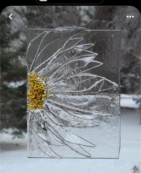 Glass Pieces Art, Fused Glass Art Ideas Simple, Glass Fusion Flowers, Glass On Glass Art, Tiffany Glass Art Ideas, Fused Glass Sunflower, Infused Glass Ideas, Glass Fusion Ideas Simple, Glass Fusing Projects Tutorials