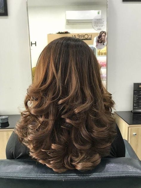 Bouncy Curls Medium Hair, Hair Cuts For Medium Hair, Medium Length Hair Color Ideas, Cuts For Medium Hair, Medium Length Hair Color, Curls For Medium Length Hair, Oc Hair, Medium Length Brown Hair, Curled Hairstyles For Medium Hair