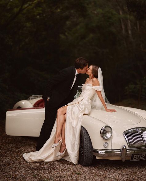 Vintage Theme Wedding Photos, Retro Car Wedding Photography, Wedding Photos Old Car, Corvette Wedding Pictures, Getaway Car Wedding Pictures, Old Money Pre Wedding Photoshoot, Wedding Pictures With Car, Wedding Invitation Photoshoot, Old Money Themed Wedding