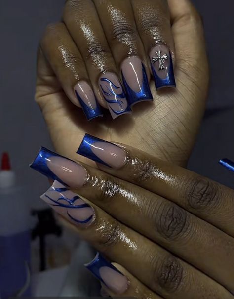 Blue And Red Chrome Nails, Hoco Nails Acrylic Blue, Saturno Concert Nails, Matalic Nails Acrylic Blue, Royal Blue Chrome Nails Designs, Saturno Nails Blue, Chrome Blue Nails Designs, Blue And Silver Chrome Nails, Nails For Dark Blue Dress Prom