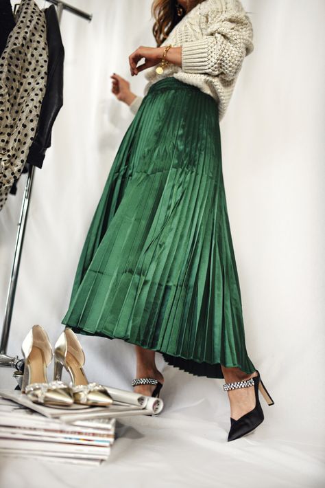 Green Holiday Outfits, Housewarming Outfit Ideas, Pleated Maxi Skirt Outfit, Holiday Party Dresses Christmas, Holiday Skirt Outfits, Green Outfits For Women, Denver Fashion, Winter Party Outfit, Eve Outfit