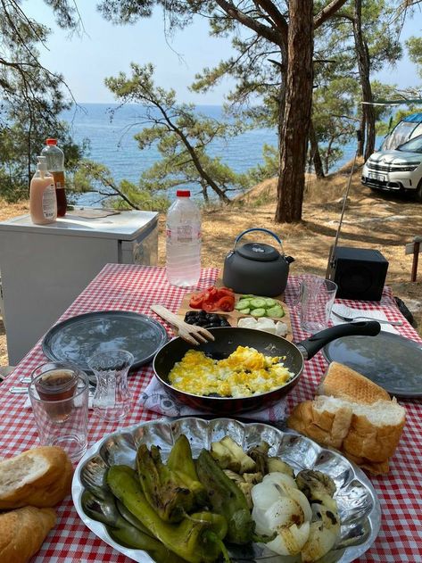 Simple Camping Meals, Camping Lunch Ideas, Camping Dinner Ideas, Food Ideas Camping, Easy Camping Food Ideas, Easy Camping Food, Campfire Snacks, Lunch Ideas Easy, Camping Lunch