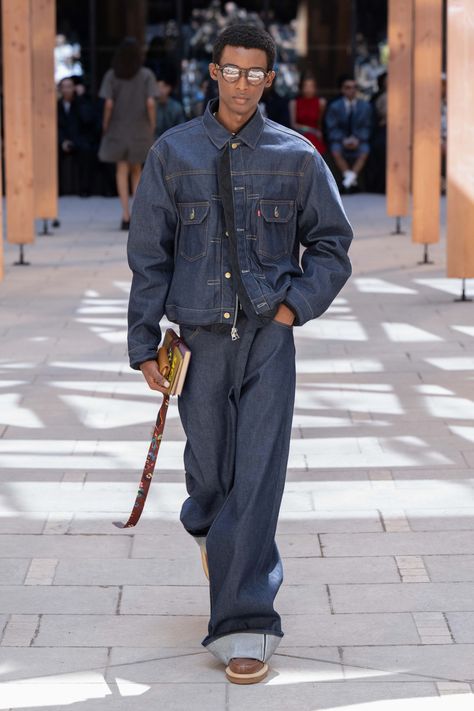 Sacai Spring 2025 Ready-to-Wear Runway, Fashion Show & Collection Review [PHOTOS] Paris Fashion Week Men, Denim On Denim, Show Collection, Concert Fits, Fashion Show Collection, Streetwear Men, June 2024, Streetwear Men Outfits, Casual Design