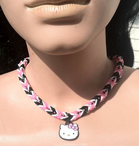 Hey, I found this really awesome Etsy listing at https://www.etsy.com/listing/190004129/loom-band-necklace-with-hello-kitty Rainbow Loom Necklace Pattern, Hello Kitty Rubber Band Bracelet, Hello Kitty Loom Bracelet, Rubber Band Bracelet Designs, Rainbow Loom Rings, Bracelet Ideas Loom, Loom Bands Ideas, Loom Band Ideas, Loom Bands Designs