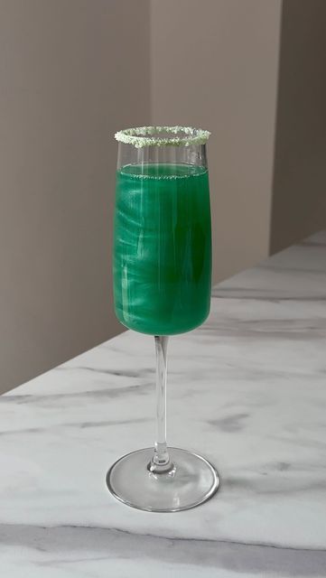 𝓛𝓲𝓿 ✨ on Instagram: "green mimosa 🥂💚 easy st. patricks day drink idea ☘️🌈 #mimosa #greenmimosas #bluecuracao #champagne #prosecco #stpatricksday #stpatricks #stpattysday #greencocktail #cocktail #cocktails #recipe #recipes #drinkrecipes #drinkrecipe #saintpatricksday #stpatricksdaydecor #glitter #edibleglitter #brunch #girlsnight #girlsnightin #cocktailparty #summerdrinks #summerdrink #ireland #irish #irishfood #cocktailrecipes #cocktailrecipe" Green Edible Glitter Drinks, St Patty's Day Drinks, Green Alcoholic Drinks, Brat Birthday, Green Mimosa, Crazy Cocktails, 21st Birthday Drinks, St Pattys Party, Elderflower Champagne