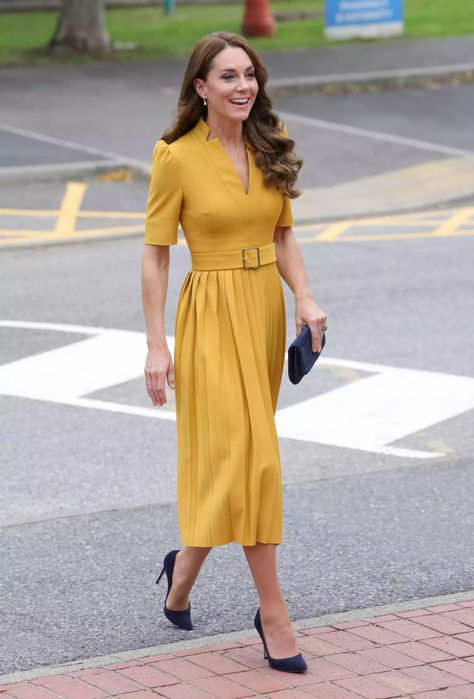 Kate Middleton's Sunny Yellow Midi Dress Is a Major Mood Booster Emily Mortimer, Hospital Visit, Karen Millen Dress, Queen Kate, Catherine Elizabeth Middleton, Middleton Style, Street Dress, Familia Real, Yellow Midi Dress