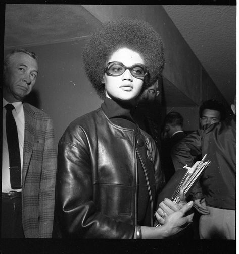 Black Panther Fashion 60s, Vintage African American Photos, Black Culture Fashion, Black Panther Women, Kathleen Cleaver, Black Woman With Curly Hair, 70s Black Women, Black Panthers Movement, Woman With Curly Hair