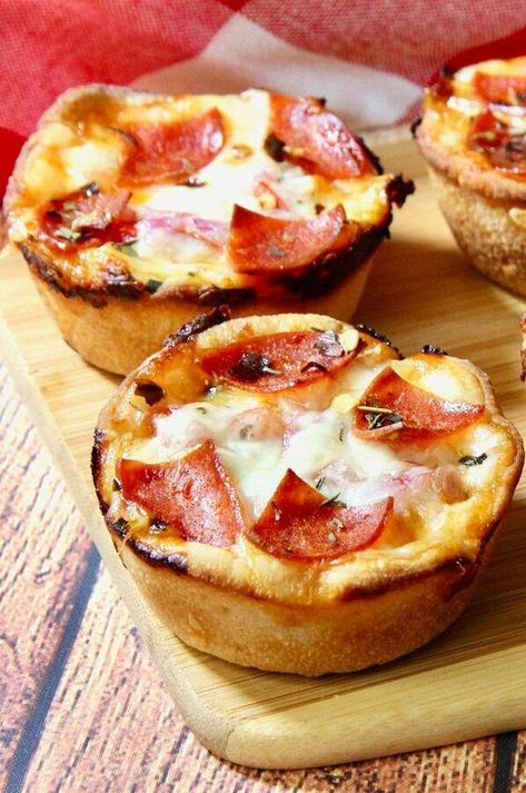 Cupcake Pizza Bites, Mini Pizza Cups Muffin Tins, Pizza Cupcakes With Biscuits, Small Pizzas For Party, Savory Mini Appetizers, Appetizer Pizza Ideas, Mini Pizza Cups, Cupcake Pizza Recipe Muffin Tins, Mini Pepperoni Pizza