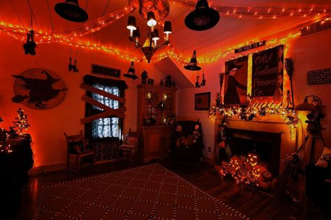 Witches Room, Neon Halloween, Halloween Living Room, Halloween Date, Cozy Halloween, Witch Room, Easy Halloween Party, Halloween Bedroom, Halloween Room Decor