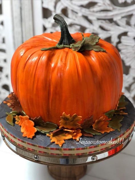 Pumpkin Shaped Cake, Cute Halloween Cakes, Fun Halloween Snacks, Piping Buttercream, Spooky Cake, Graduation Party Cake, Gravity Cake, Thanksgiving Cakes, Carved Pumpkin