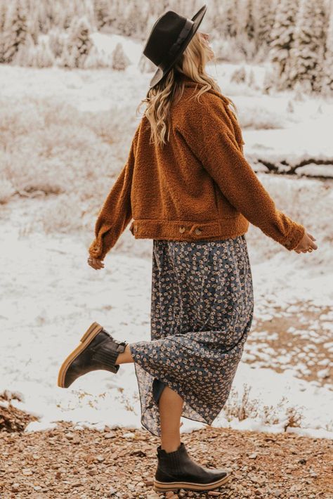 Cozy Winter Outfit Ideas - Lazy Day Outfits Hipster Outfits For Women Winter, Modern Boho Fall Outfits, Bohemian Winter Dress, Cute Boho Winter Outfits, Cozy Boho Winter Outfits, Winter Boho Shoes, Boho Winter Dress Outfit, Fall Winter Dress Outfits, Bohemian Outfit Ideas Winter