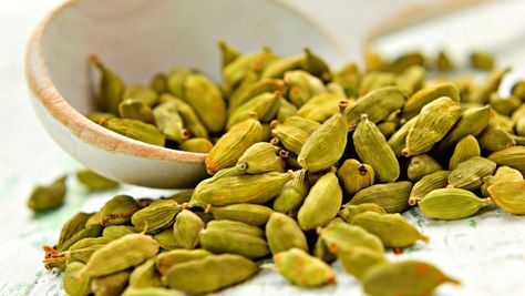 7-healing-indian-spices-reduce-inflammation-reduce-pain-treat-allergies Benefits Of Cardamom, Healthy Spices, Nutritionist Diet, Cardamom Essential Oil, Reduce High Blood Pressure, Whole Spices, Indian Tea, Dessert Aux Fruits, Nigerian Food