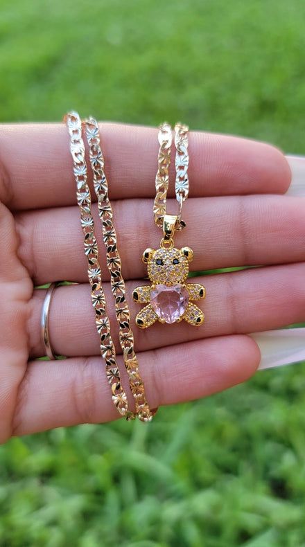 Girly Items, Rich Gifts, Teddy Bear Necklace, Dope Jewelry Accessories, Sparkly Accessories, Bracelets Ideas, Expensive Jewelry Luxury, Bear Necklace, Jewelry Accessories Ideas