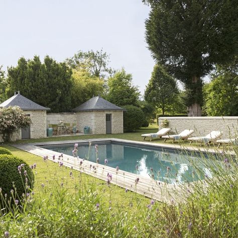 Thomas Boog French Country Home Pool French Pool, Country Pool, Swimming Pool Ideas, Rectangular Swimming Pools, Veranda Magazine, Mediterranean Revival, Florida Design, Rectangular Pool, Pool Coping