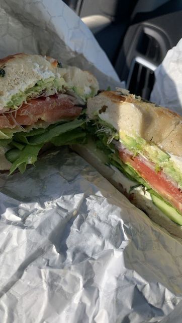 Miranda Brady on Instagram: "the viral chopped Italian sandwich really does live up to the hype 🤤🥪 inspo from sandwich queen @_alexdavidson   Ingredients: 2 slices sourdough/ 1 bread roll (80g) 50g cold cut meat (eg. ham, turkey, salami) 25g mozzarella/ swiss/ cheddar cheese Red onion, lettuce, tomato 15g pickles/ olives 1 tbs light mayo  1 tsp dijon mustard 1/2 tbs red wine vinegar Italian herbs, salt & pepper  1. Place the lettuce on a chopping board and pile all of the other fillings on top. Use a large knife to chop it up really well. 2. Add the sauces and seasoning, mix until combined. 3. Place chopped mixture onto your bread/roll and serve.  Serves 1 (using all ham) 438 calories P 24.5g C 54.4g F 13.2g   Tshirt @pinkyandkamal Plate @intheroundhouse" Bagel Aestethic, Veggie Bagel, Chopped Italian Sandwich, Bagel Cafe, Pancakes For Dinner, Cold Cut, Italian Sandwich, Italian Herbs, Bread Roll