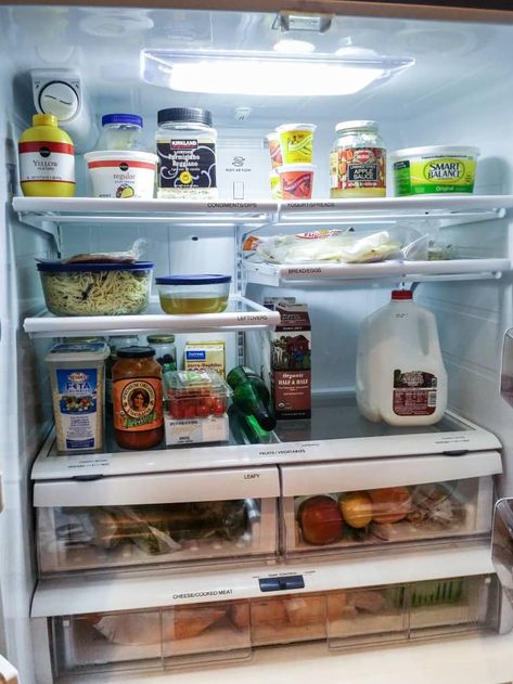 Clean Refrigerator Shelves, Fridge Organization Hacks, Clean Refrigerator, Homemade Cleaners, Clean Fridge, Tech Hacks, Clutter Free Home, Refrigerator Organization, Fridge Organization