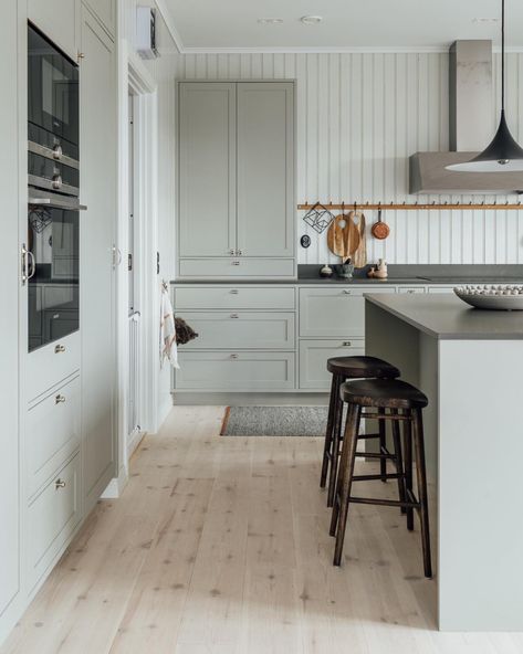 Bespoke Kitchen Cabinets, Scandinavian House, Swedish Summer, Shaker Style Kitchens, Country Style Kitchen, Interiors Magazine, Home Luxury, Scandinavian Kitchen, Shaker Kitchen