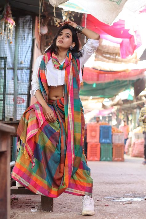 Street Style Saree Look, Indian Street Style Fashion, Saree Street Style, Desi Street Style, Summer Saree Look, Saree With Sneakers, Indian Street Wear, Indian Street Fashion, Saree With Pants