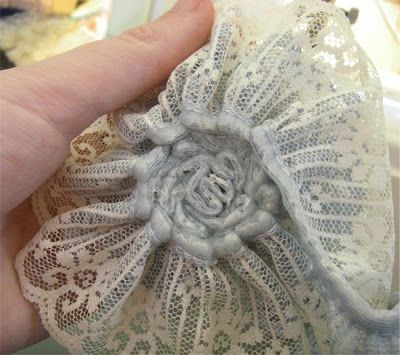 Missie Krissie: Tutorial: how to make vintage lace flowers... Large Tulle Flowers Diy, Diy Lace Flowers, Lace Flowers Diy, Lace Flowers Tutorial, Burlap Decorations, Lace Embellishments, Diy Flores, Shabby Chic Flowers, Fleurs Diy