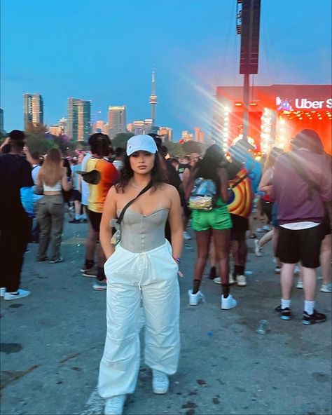 Soul Festival Outfit, Casual Festival Outfit Plus Size, Sueños Festival Outfit Ideas, Modest Festival Outfit Street Styles, Rolling Loud Outfit Ideas, Lollapalooza Outfit Ideas Chicago, Souled Out Festival Outfits, Pal Norte Outfit, Festival Outfit Midsize